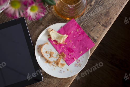 Preview: Plate with crumbs and digital tablet