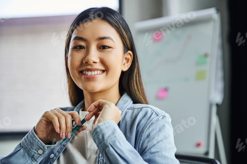 Preview: portrait of young and charming asian businesswoman with brunette hair and cheerful smile