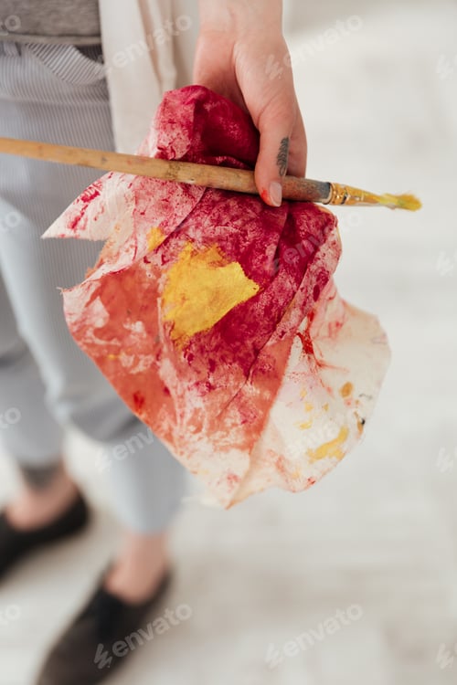 Preview: Cropped picture of young caucasian lady painter