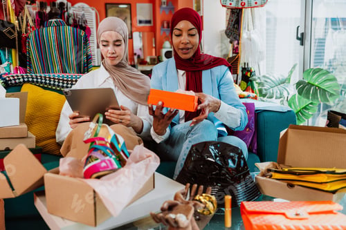Preview: Diverse women collaborating on online fashion retail business