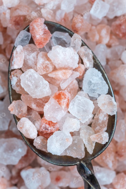 Preview: Close-up of pink Himalayan salt, rock salt, on a spoon, full fame from above
