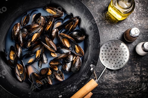 Preview: Mussels are cooked in a pot of water.