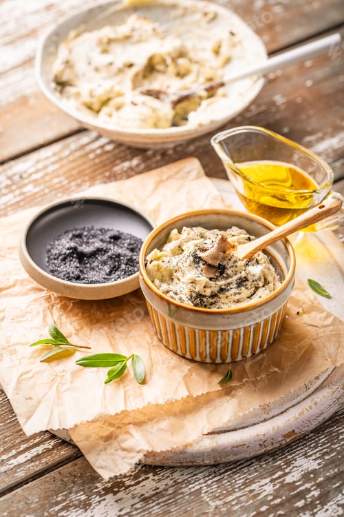 Preview: Homemade truffle butter with olive oil and black salt