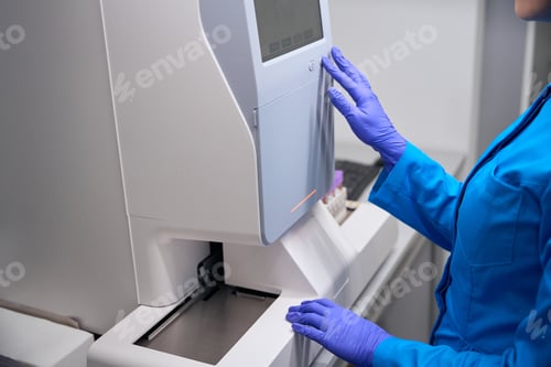 Preview: Infectious disease specialist works in a laboratory on modern equipment