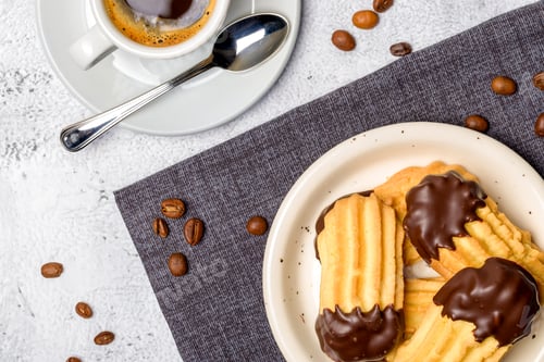 Preview: Chocolate shortbread cookies. Light background