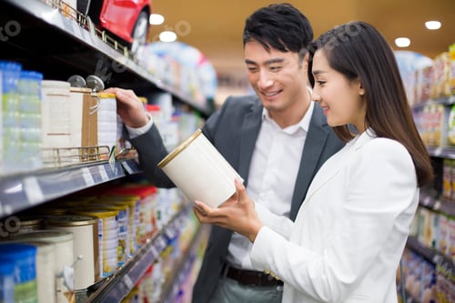 Preview: Young couple shopping in supermarket