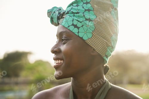 Preview: Portrait of african american woman smiling outdoor at city park - Focus on eyes