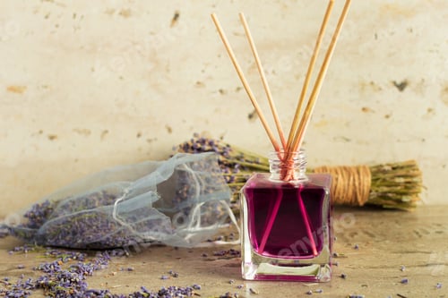 Preview: Lavender scent diffuser with dried flowers in a calming indoor setting