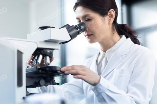 Preview: Chinese scientist looking through a microscope