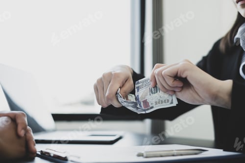 Preview: The businessman denies the money proposed by his partner to bribe the concept of bribery and corrupt