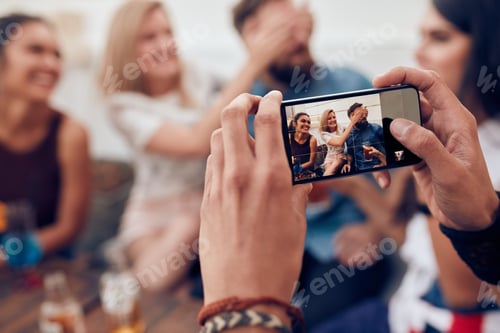 Preview: Photographing friends at party with mobile phone