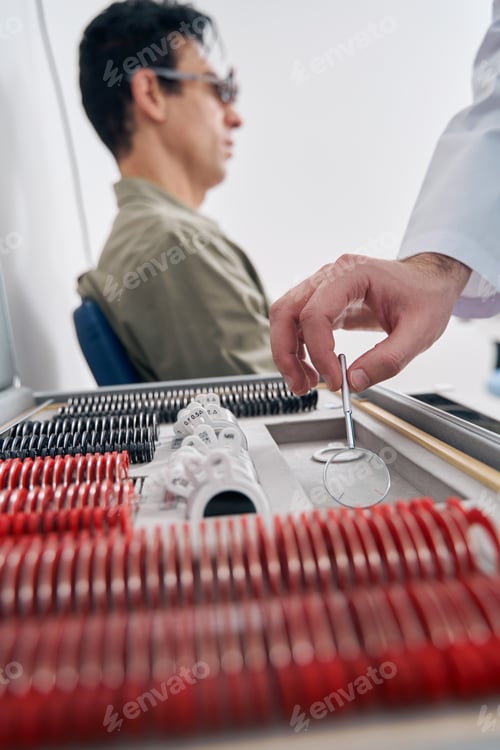 Preview: Ophthalmologist using ophthalmic trial spectacle lens sets
