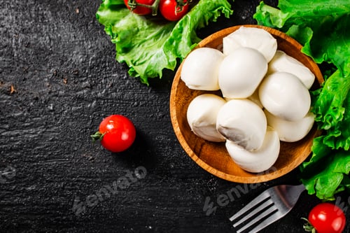 Preview: Mozzarella cheese with cherry tomatoes and lettuce.