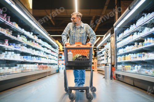 Preview: Senior man at supermarket store