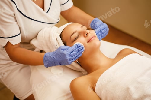 Preview: Young woman enjoying in beauty treatment at the spa.