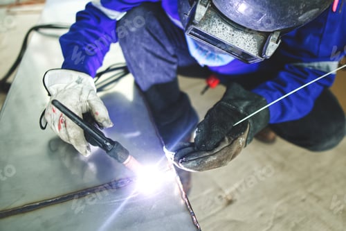 Preview: The technician is welding stainless steel pipes by argon welding.