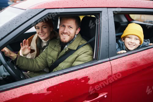 Visualização: Família sorridente curtindo a viagem em carro vermelho