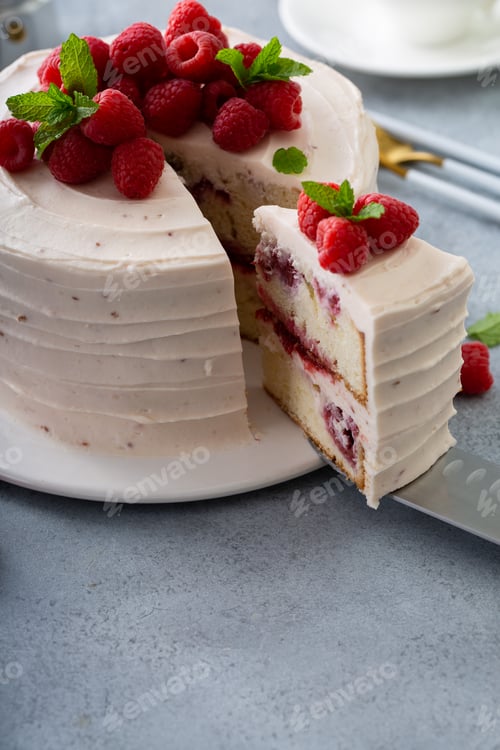 Vista previa: Respberry cake with light mascarpone frosting and fresh berries