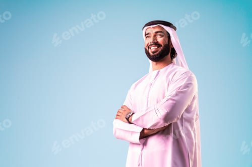 Preview: Arab businessman wearing emirati kandura portrait in studio