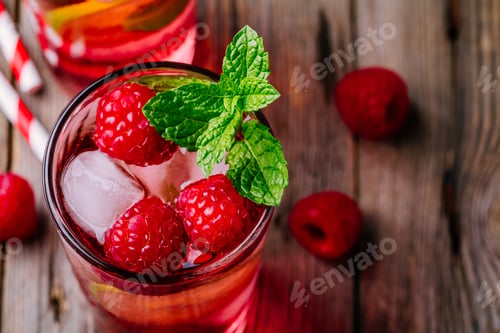 Preview: Raspberry Mojito Lemonade with lime and fresh mint in glass on wooden background