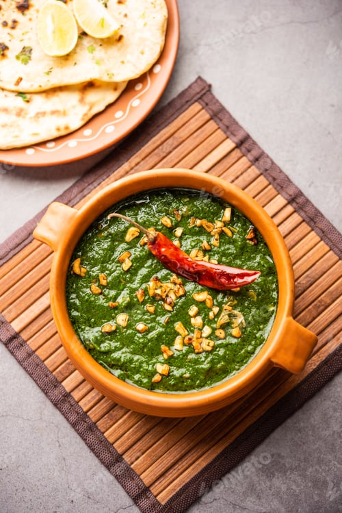 Preview: lasooni palak recipe or dhaba style garlic spinach curry, Indian main course served with naan