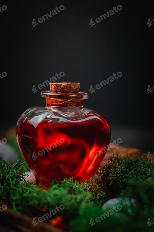 Preview: Red poison in a heart-shaped bottle lies in the bark of a tree with moss and stones on a black
