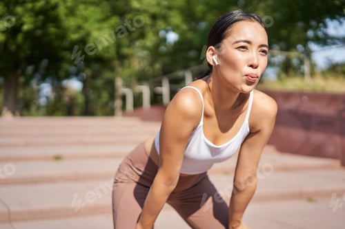 Preview: Portrait of sportswoman panting, taking break during jogging training, sweating while running