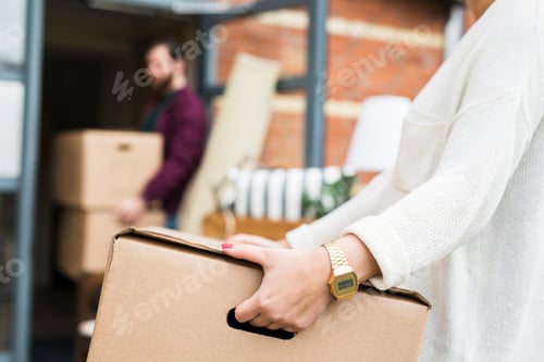 Preview: Man and woman moving house