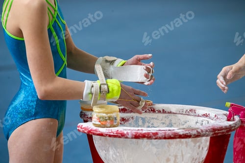 Preview: Young girl uses magnesia before exercising
