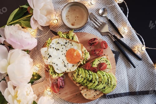 Preview: Toast with Avocado and Fried Egg Brunch