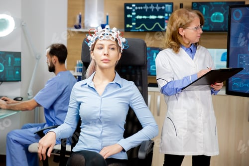 Preview: Female patient who is concentrated during a brain wave scanning device test
