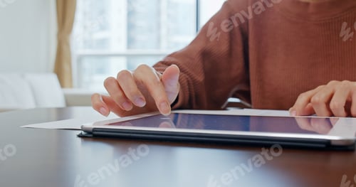 Preview: Woman use of tablet computer at home