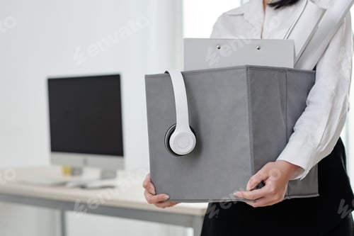 Preview: Woman holding belongings