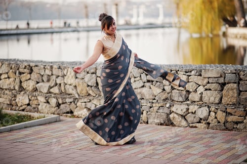 Aperçu: Elegant brunette south asian indian girl in saree