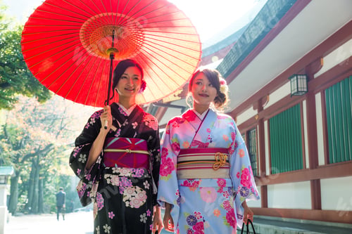 Preview: Japanese women with kimono walking in Tokyo
