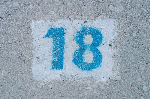 Visualização: O número 18 é desenhado na calçada em um retângulo branco