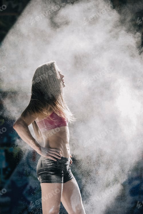 Preview: Powder covered woman standing with hands on hips in cloud of dust