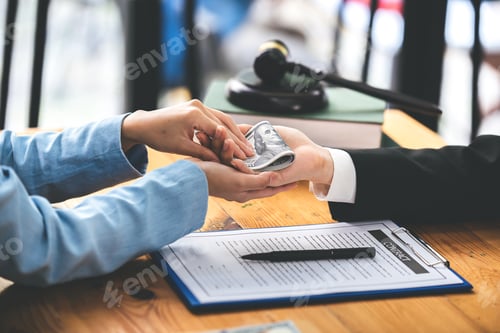 Preview: central judge Take bribes from customers at the courtroom tables.