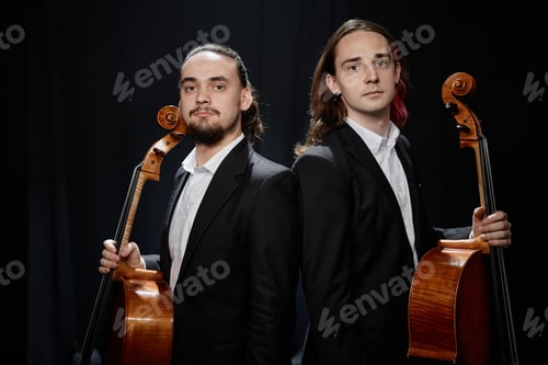 Vista previa: Artistas de Música Clásica con violonchelo y contrabajo mirando a la cámara