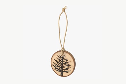 Visualização: Enfeite de fatia de madeira com árvore