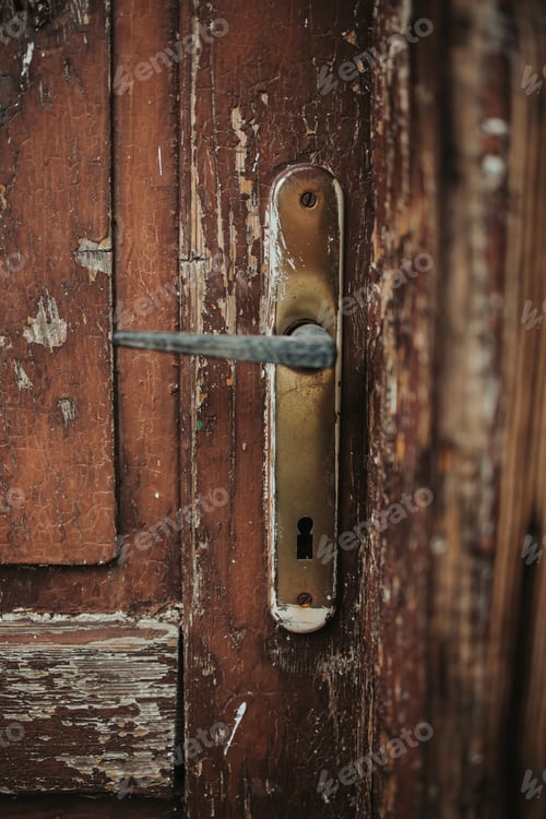 Preview: Vertical shot of an old rusty door