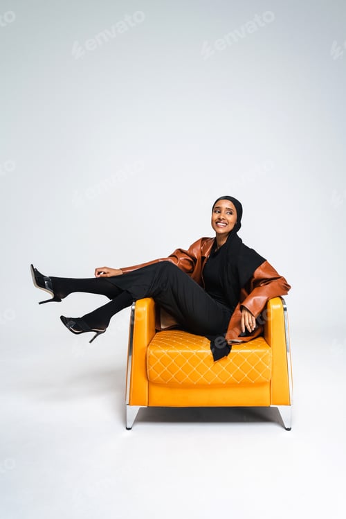 Preview: Beautiful arab middle-eastern woman with traditional abaya in studio