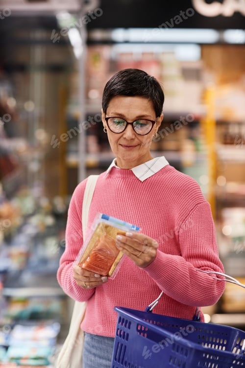Preview: Woman choosing groceries in supermarket