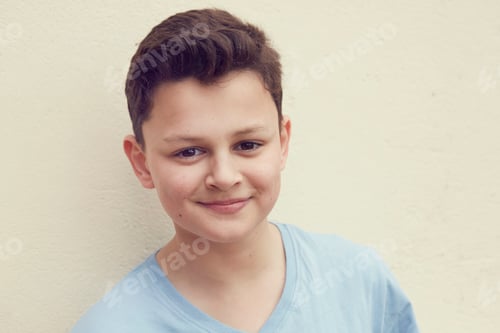 Preview: Portrait of boy in front of wall