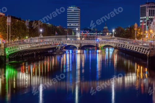 Preview: The Ha'penny Bridge at night