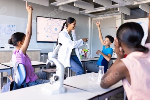 Vista previa: Involucrar a los estudiantes en el aula de ciencias, una profesora india usa microscopios y vasos