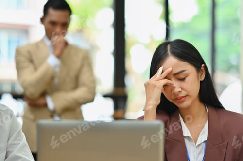 Vista previa: Overwhelmed female employee having problems, feeling tired at corporate meeting.