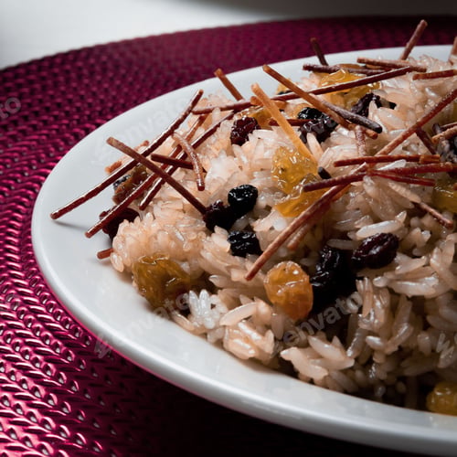 Preview: Close-up of a plate of white rice with raisins sprinkled on top
