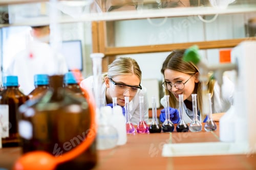 Preview: Female researchers in white lab coat working in the laboratory
