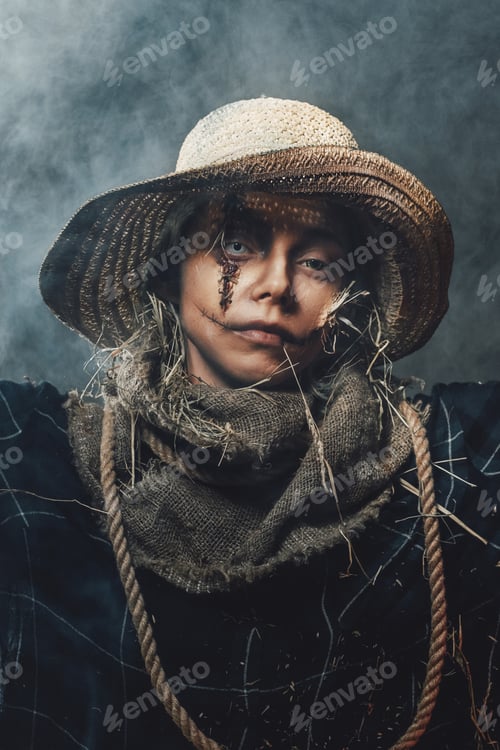 Preview: Ragged woman with make up posing with straw hat